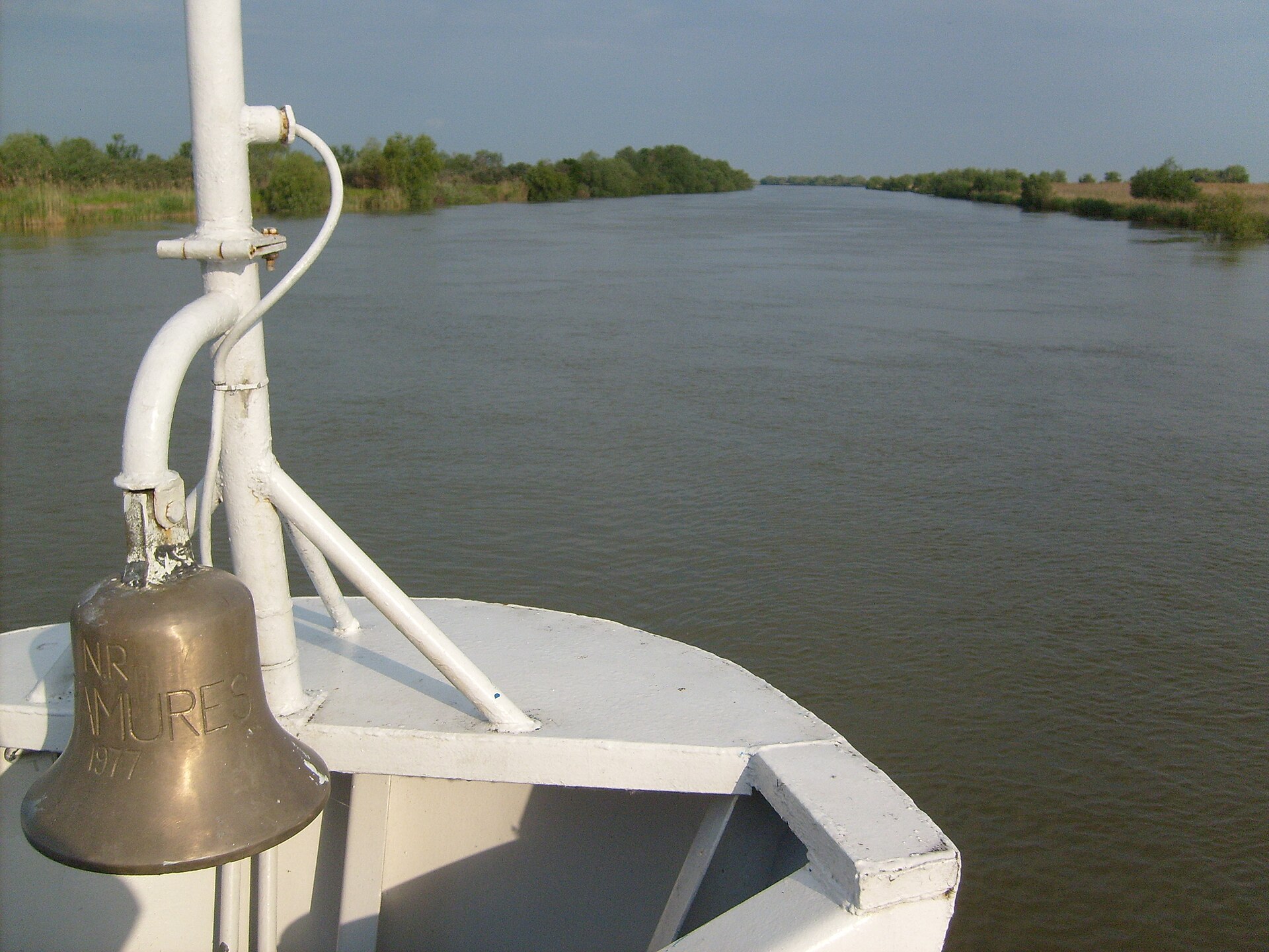 Ein Donauarm windet sich durch das Delta
