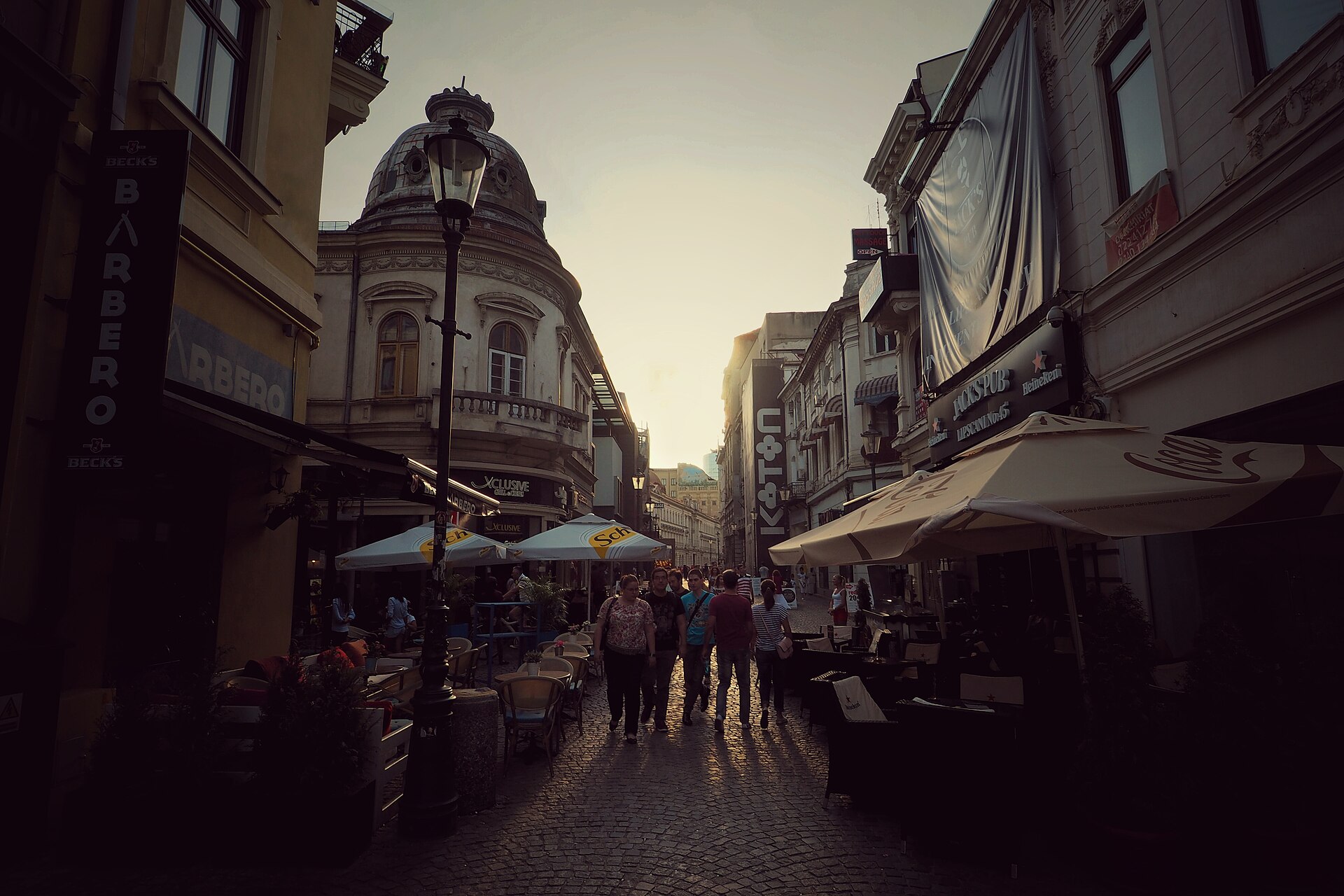 Sonnenuntergang in der Lipscani-Straße in Bukarests Altstadt