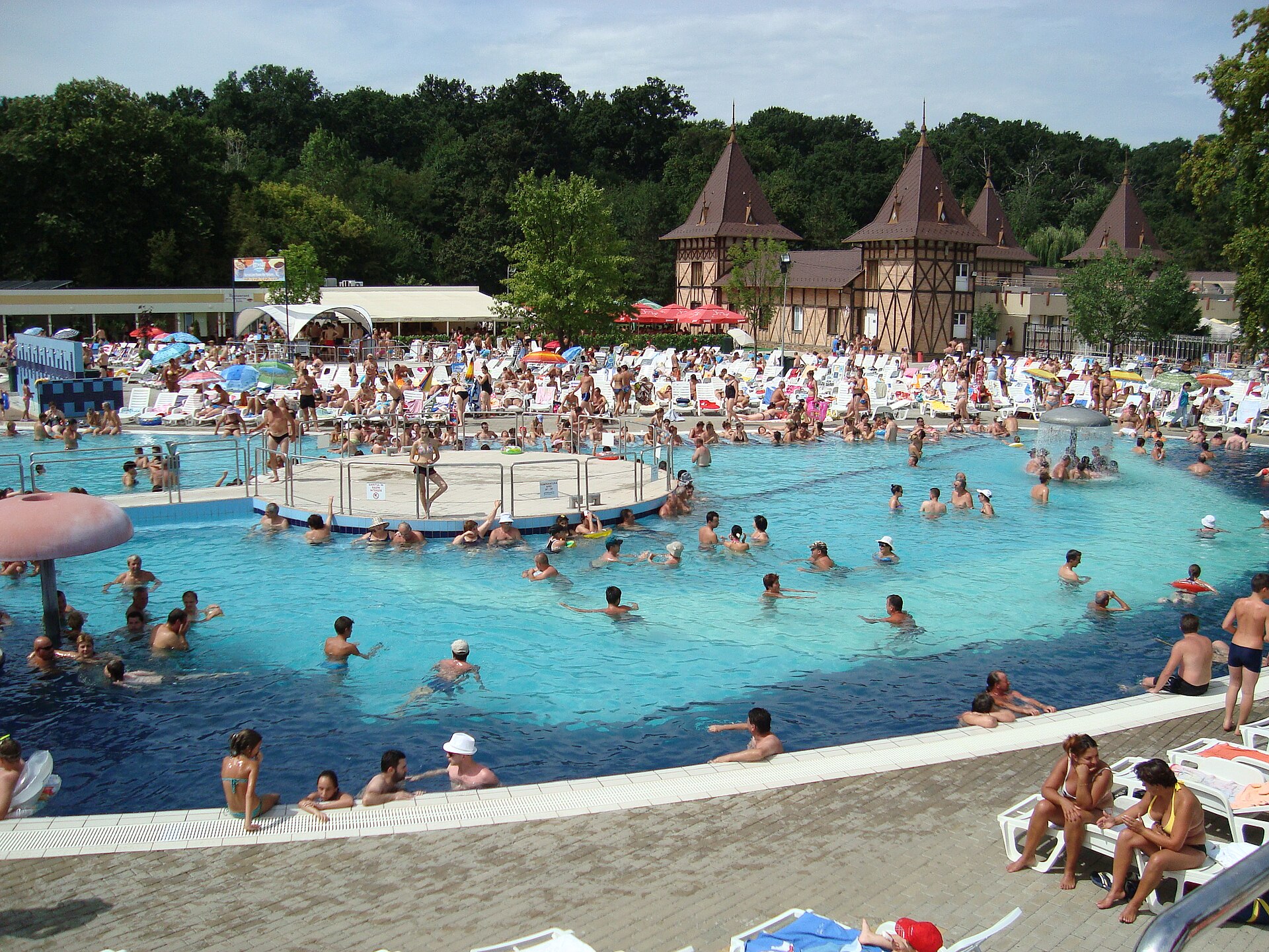 Bagnanti nelle piscine termali turchesi di Băile Felix